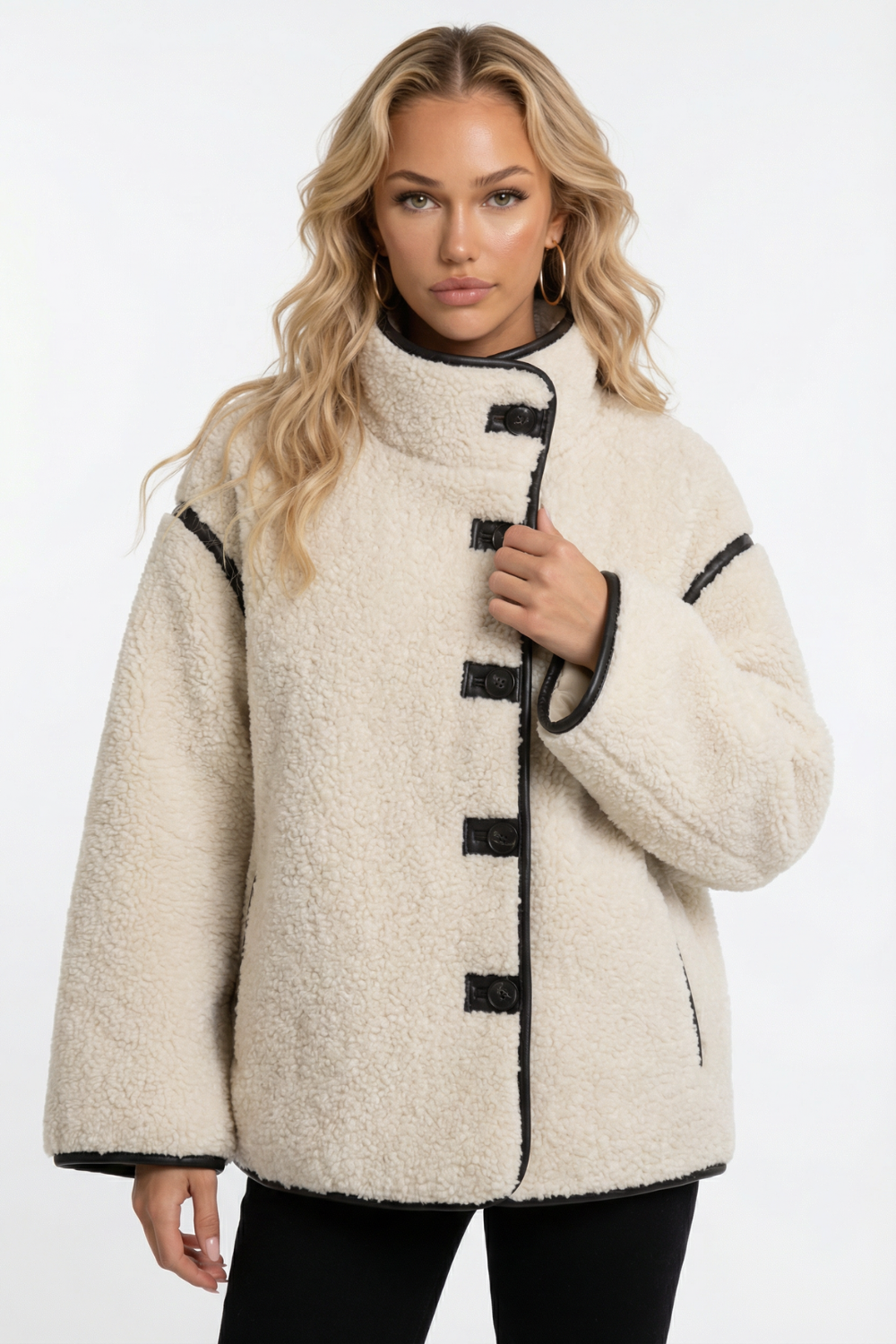 Chaqueta Peluche con detalles negros