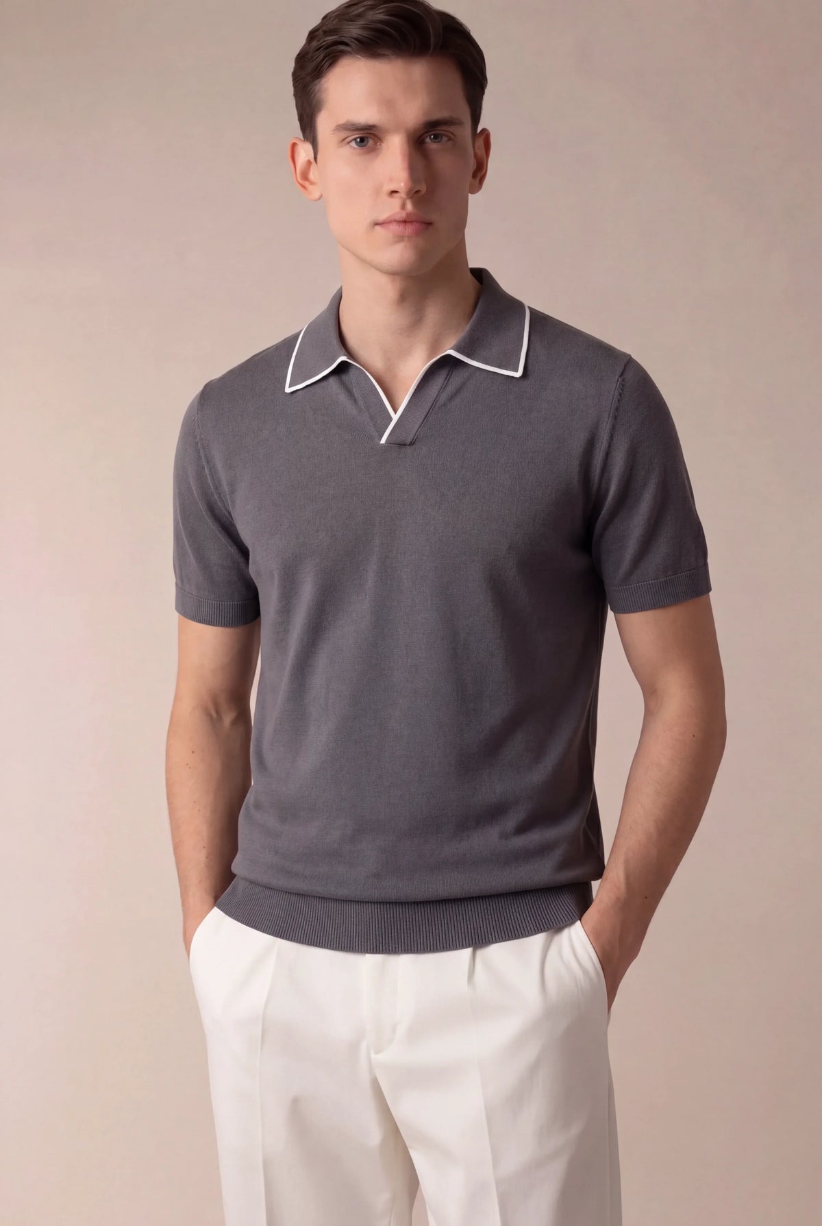 Polo gris oscuro sin botones