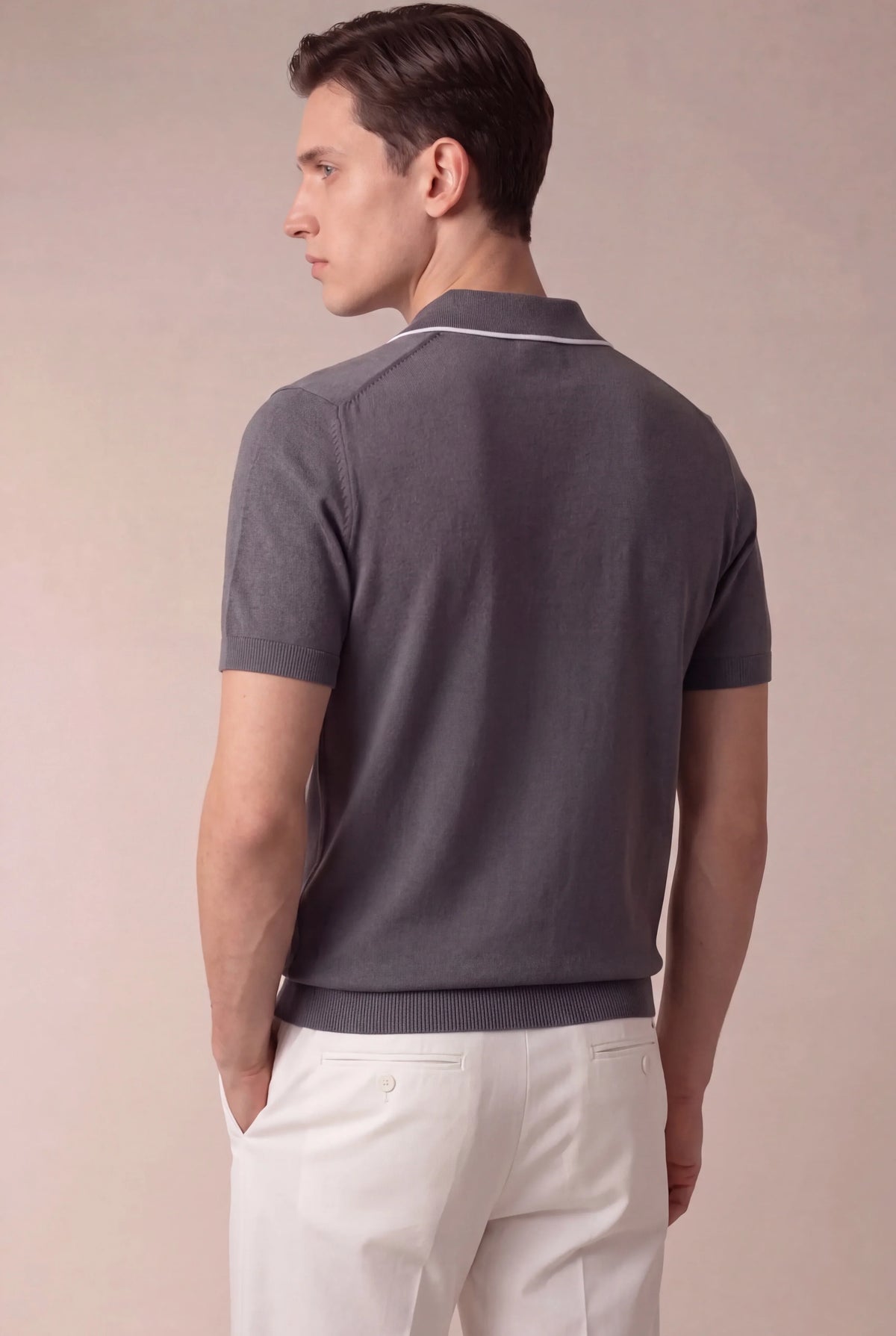 Polo gris oscuro sin botones