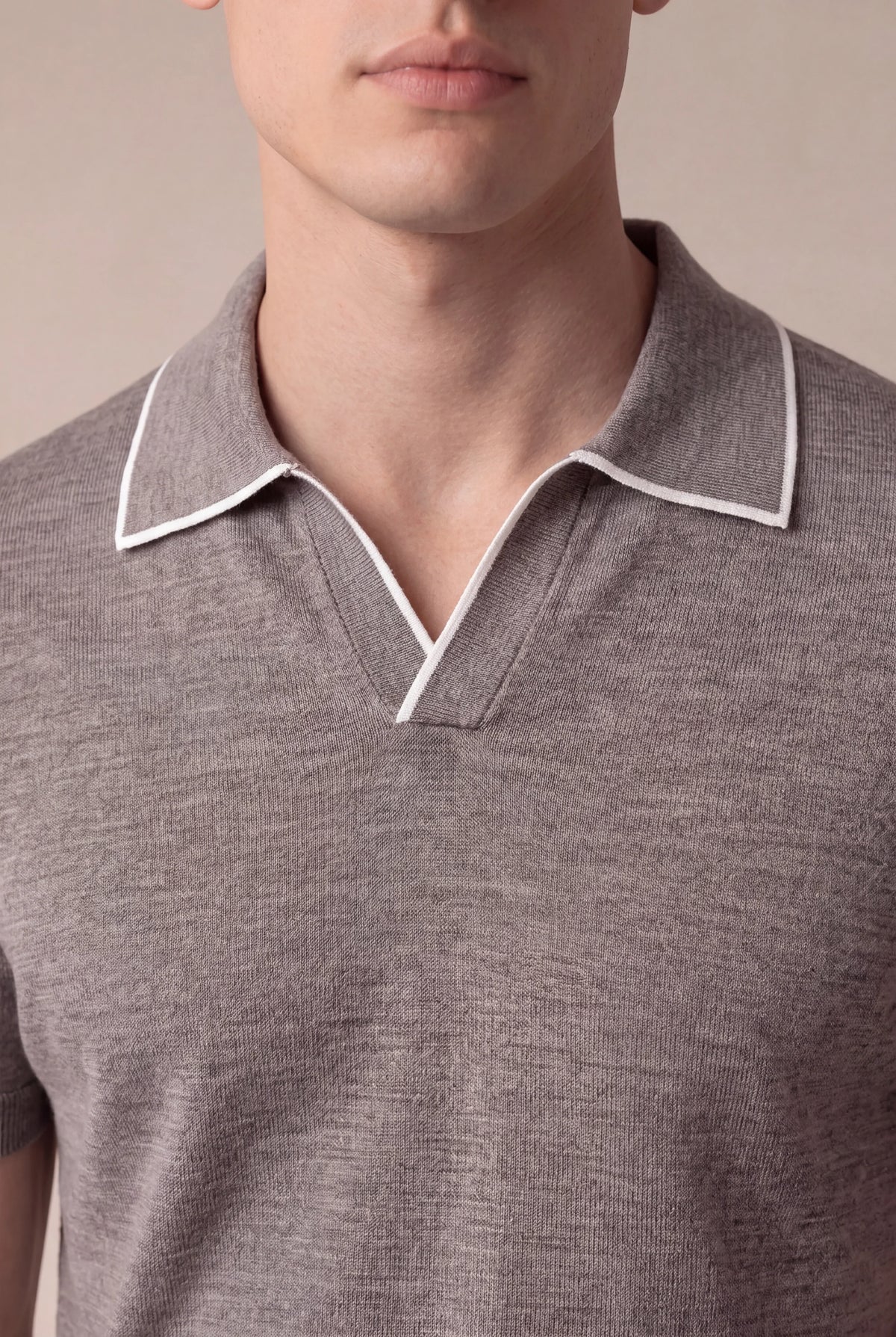 Polo color gris claro sin botones