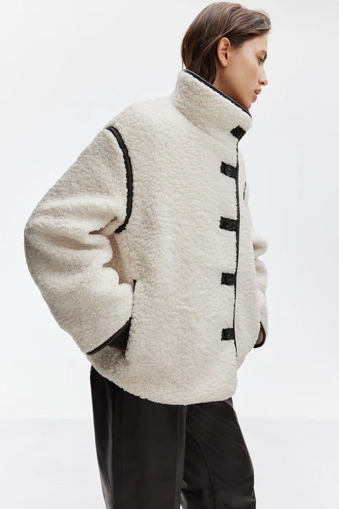 Chaqueta Peluche con detalles negros