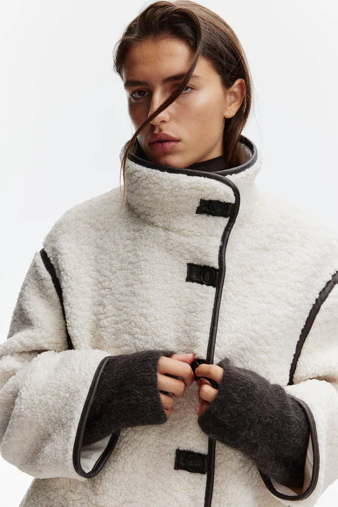 Chaqueta Peluche con detalles negros