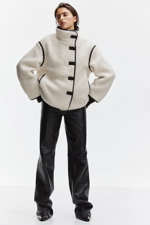 Chaqueta Peluche con detalles negros