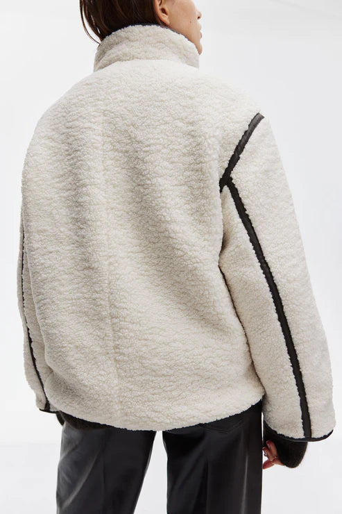 Chaqueta Peluche con detalles negros