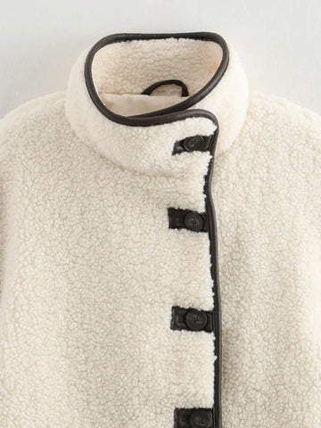 Chaqueta Peluche con detalles negros